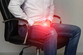 un hombre con signos de prostatitis